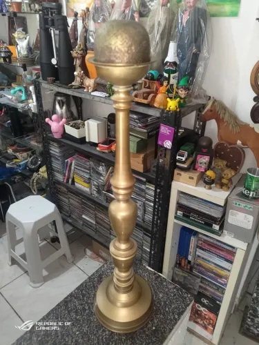 Lindo candelabro de latão 49 de altura Bela peça e obra de arte para decorar sua casa o