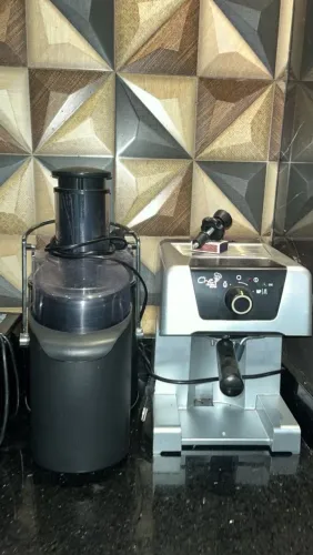 Máquina de fazer suco e duas cafeteiras