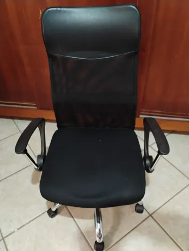 Cadeira escritório semi nova