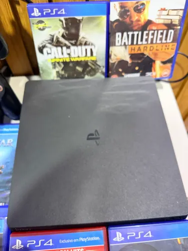 PS4 1TB com dois controles 