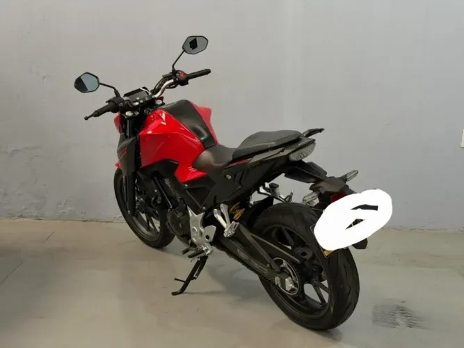CB 300 F moto bem conservada
