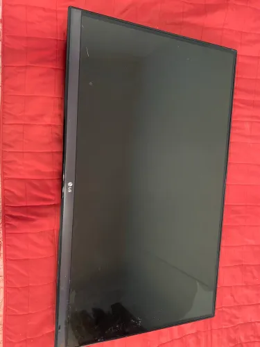 Televisão LG com a tela quebrada