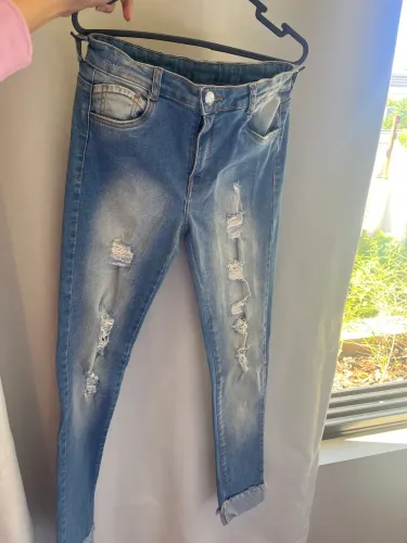 Calça jeans cintura baixa.