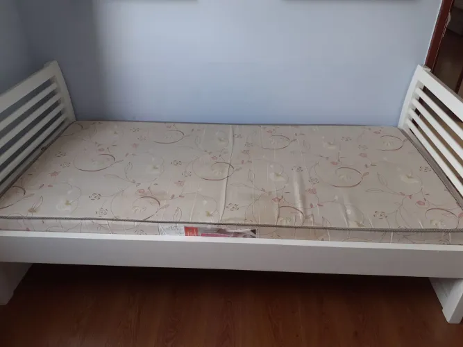 Cama de solteiro em madeira maciça