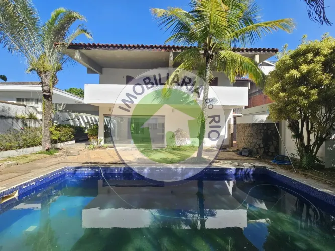 Casa de Luxo em Condomínio na Barra da Tijuca - 5 quartos, 3 suítes, 8 banheiros, 944m² -