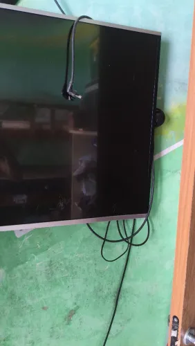 Três TVs para retirada de peças