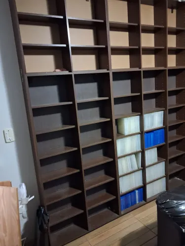 Vendo estante de parede para DVDs CD, ou livros.