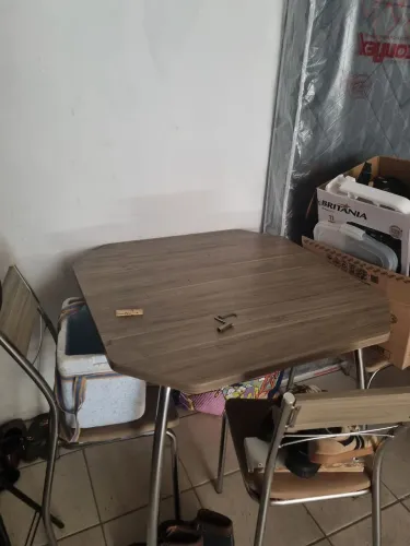 Mesa de comer com 4 cadeiras
