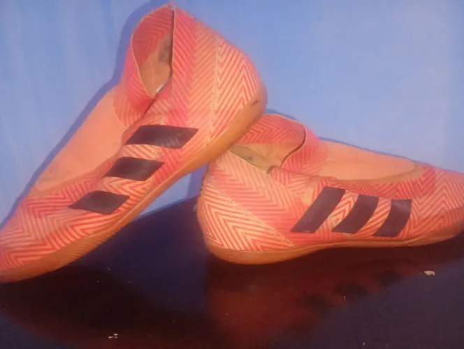 Chuteira Adidas society 