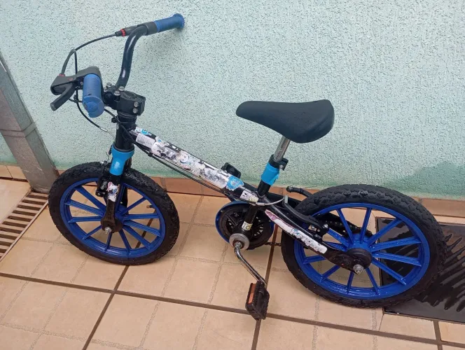 Vendo bicicleta aro 16 com rodinhas 