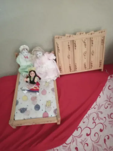 Bonecas Porcelana - Guarda roupa e Cama de bonecas