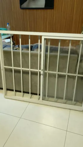 Janela de alumínio branco com grade interna e externa