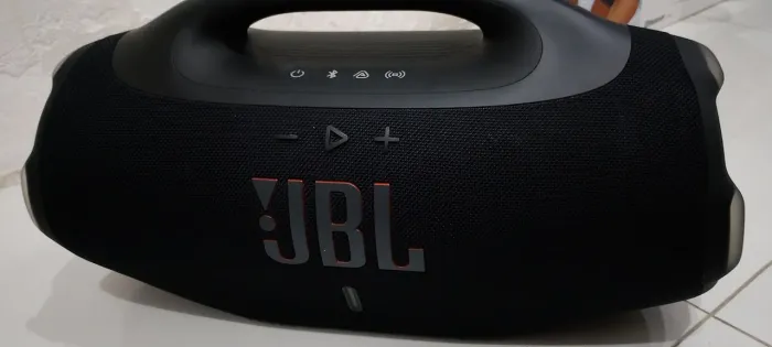Vendo JBL bombox 4 sem detalhes na garantia da loja, praticamente Nova, *