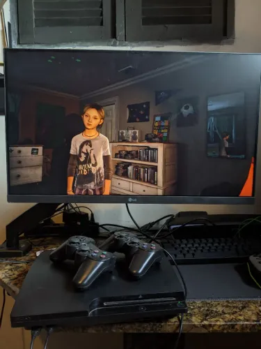 PS3 Desbloqueado com vários jogos, 2 Controles + HD 500GB!!!!!