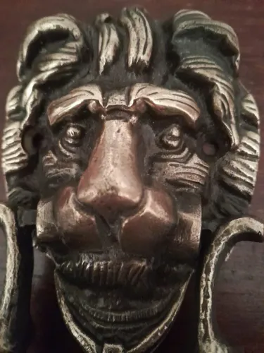 Aldrava cara de leão em bronze