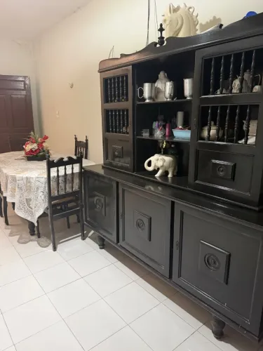 Arca e mesa de jantar com 4 cadeiras
