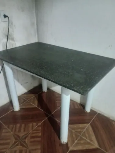 Vende mesa sem cadeira