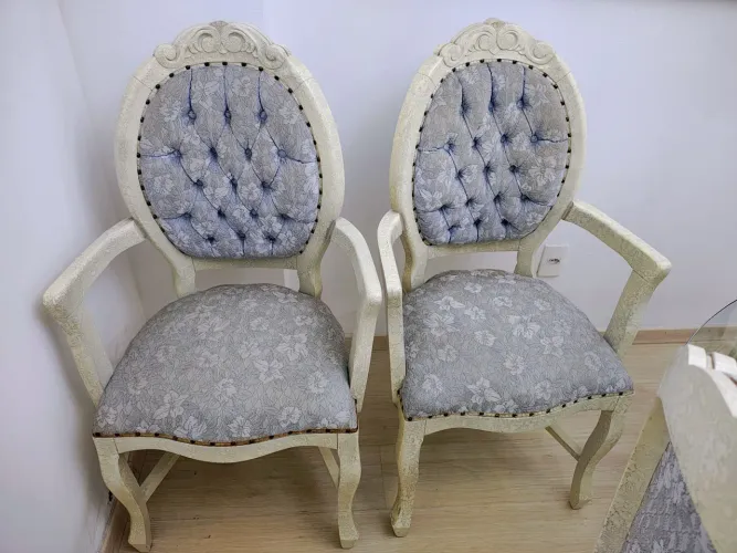 Par de cadeiras decorativas.