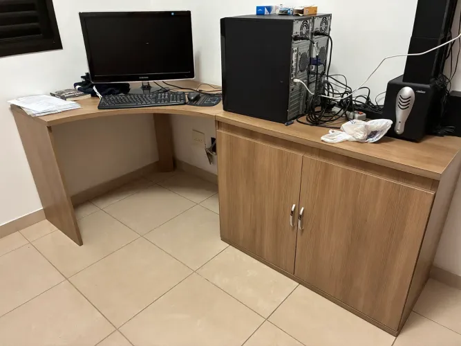 Mesa de Escritório em L com Armário Acoplado (2 Portas) - Ótimo Estado