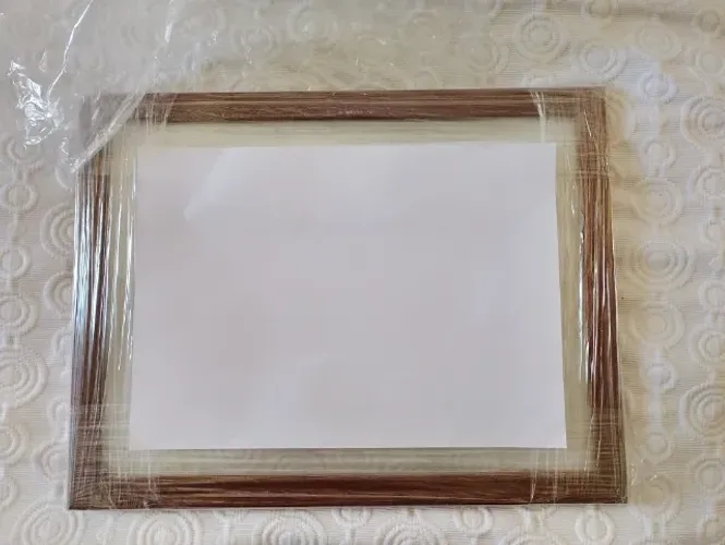 Moldura de quadro com vidro, nova.