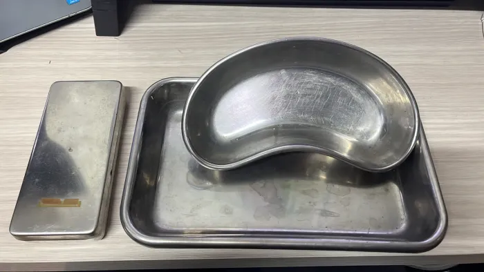 Bandeja de inox retangular e feijão para clínica veterinária
