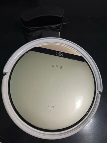 Robô aspirador de pó modelo iLife V5S Pro.
