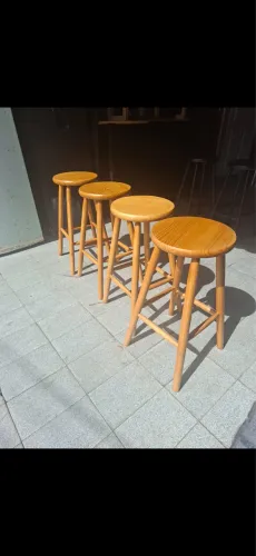 Mesa alta com bancos