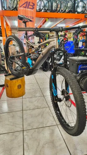 Bicicleta Specialized Turbo Levo com pedal assistido