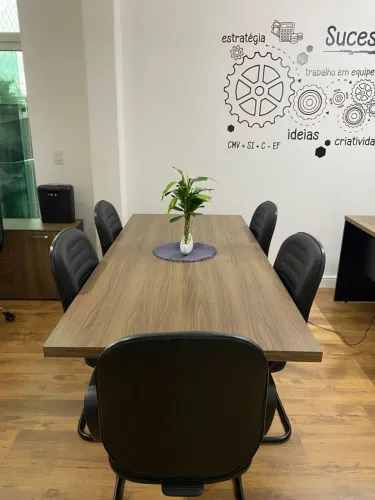 Conjunto para Escritório / Sala de Reunião: Mesa + 6 Cadeiras