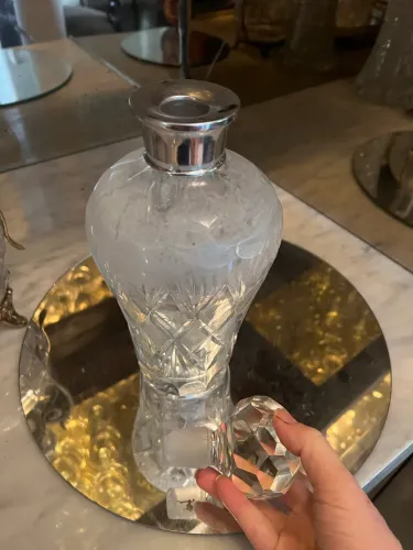 Garrafa em cristal com detalhe em prata