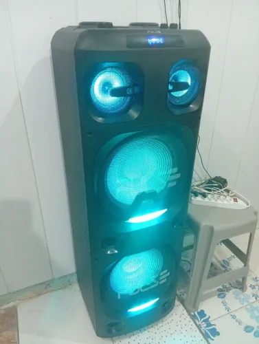 Vendo linda caixa de som pra vc que gosta de ouvir seu som favorito estrondando tudo.