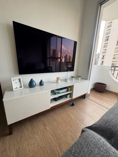 Rack para TV Branco com pés em Madeira maciça- Excelente Estado