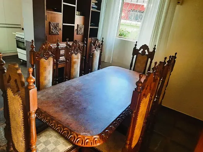 Mesa de jantar em madeira maciça