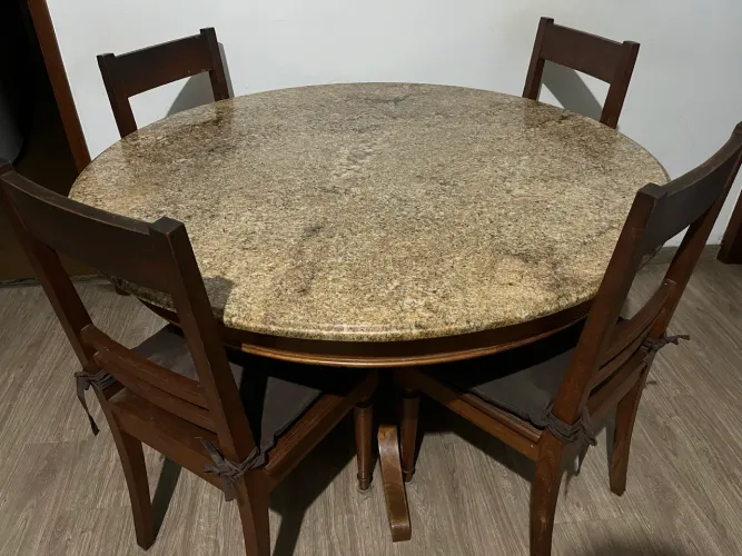 Mesa de madeira maciça e tampo de granito