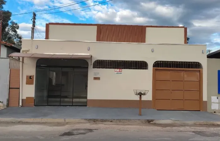 Casa no centro de Jaraguá/GO com ponto comercial na frente: 3 quartos, garagem, area
