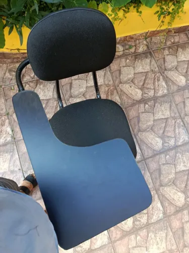 8 Cadeiras escolar pretas almofadas com braço e suporte para livros