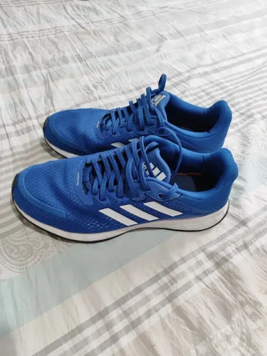 Tênis Adidas seminovo.
