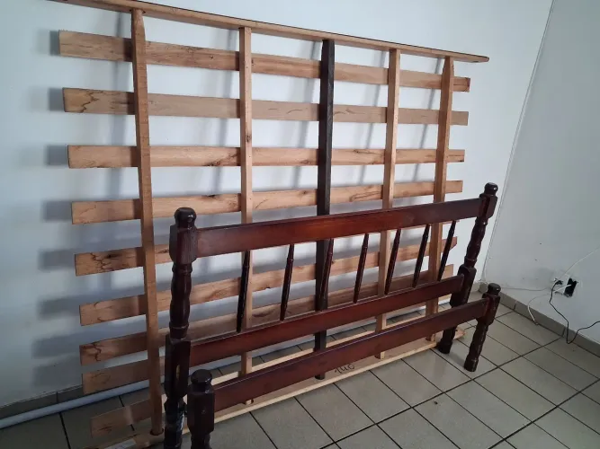 Cama de casal semi nova