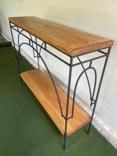 Aparador artesanal em ferro e madeira
