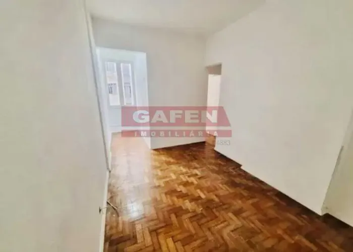Excelente apartamento quarto e sala com dependência no Leme - Rua Roberto Dias Lopes