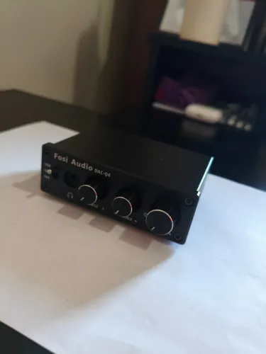 Fosi Audio DAC-Q4 funcionando, com pequenos desgastes no potenciômetro do volume.
