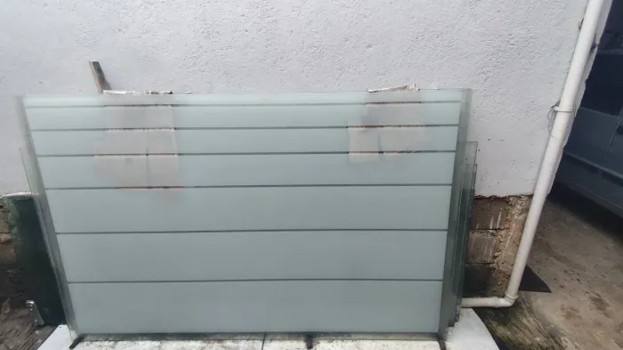 Vidro p/ sacada (4 peças de 1,99 x 1,25.7 unidade a negociar)