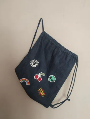 Sacochila Jeans, com cordão e pathes. Tamanho médio. NOVA. NUNCA USADA.