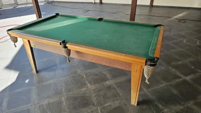 Mesa de bilhar completa com bolas, tacos, giz e lousa sinuca