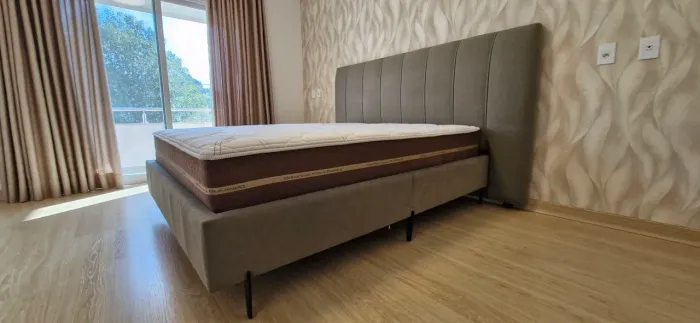 CAMA CASAL QUEEN DE LUXO - DESIGN FINO E ACABAMENTO PREMIUM, ESTOFADA VERDE IMPECÁVEL