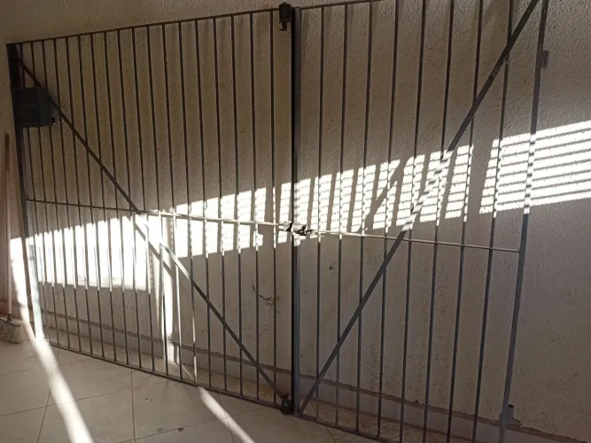 Portao de grade medindo 2x3 metros (grade maior: 2x2 m; grade menor: 1x2 m)