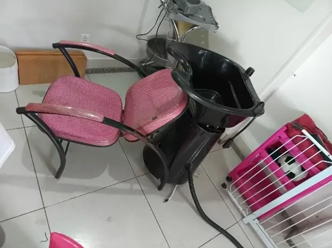 Lavatório de Cabeleireiro com Cadeira Acoplada - Rosa/Preto