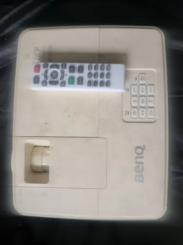 Projetor Benq  mais a tela de projeção 