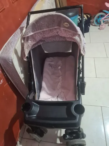 Vendo carrinho de bebê.