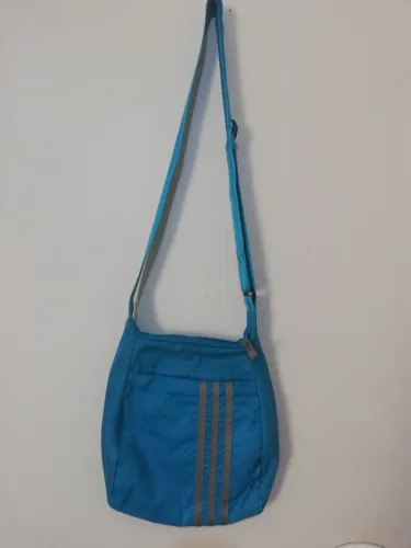 bolsa transversal esportiva da Adidas em tecido de nylon azul-turquesa